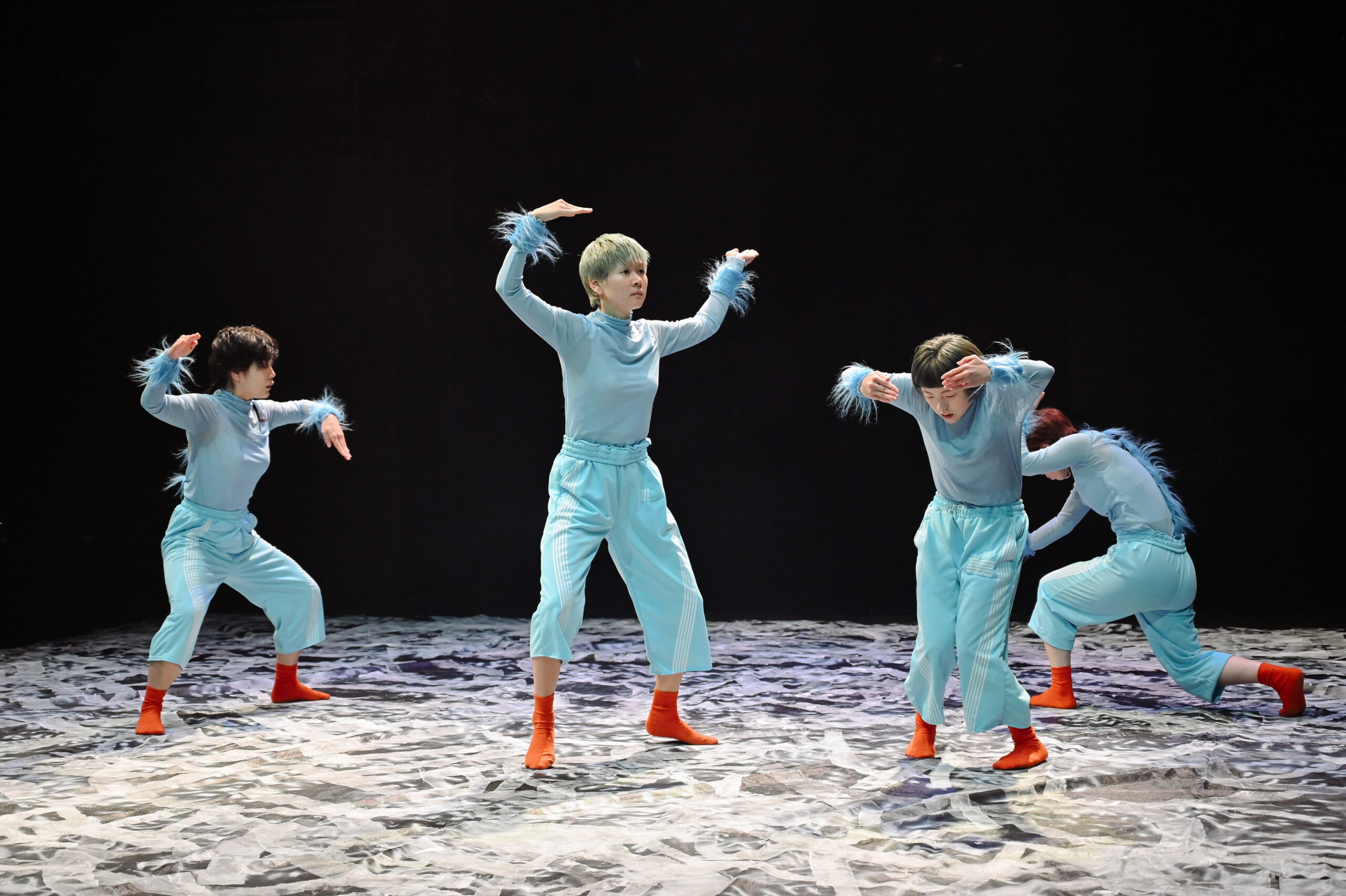 青い衣裳で踊っている写真