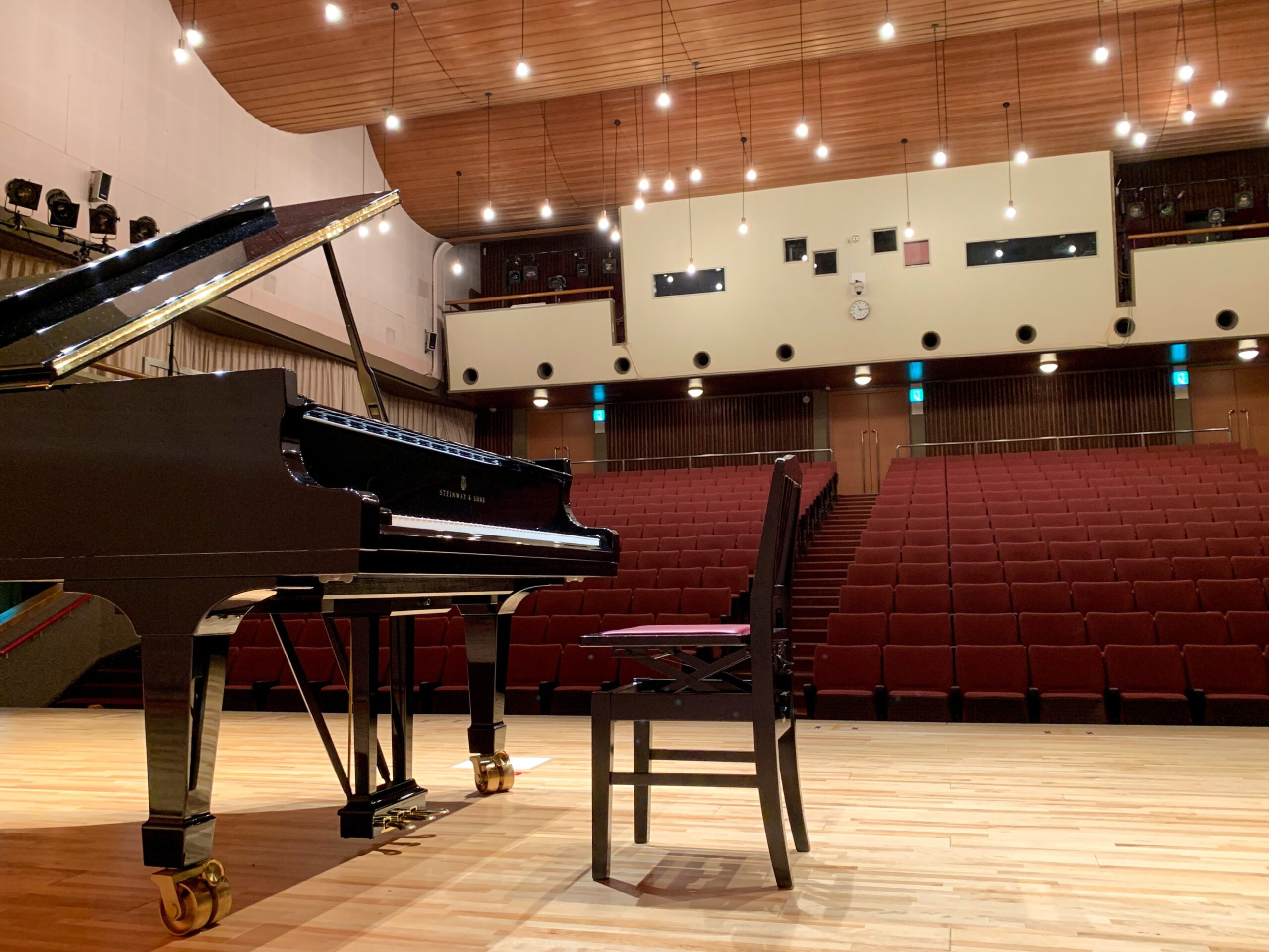 IMG_0182_edited 武蔵野公会堂ホールの写真。舞台側から客席を撮影。手前にピアノがある。